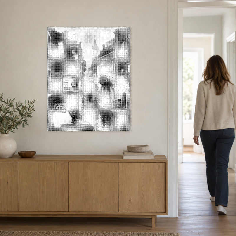 Stippenschilderij “Venetië bij Nacht”, aan een lichte muur, met iemand die door de deur ernaast loopt.