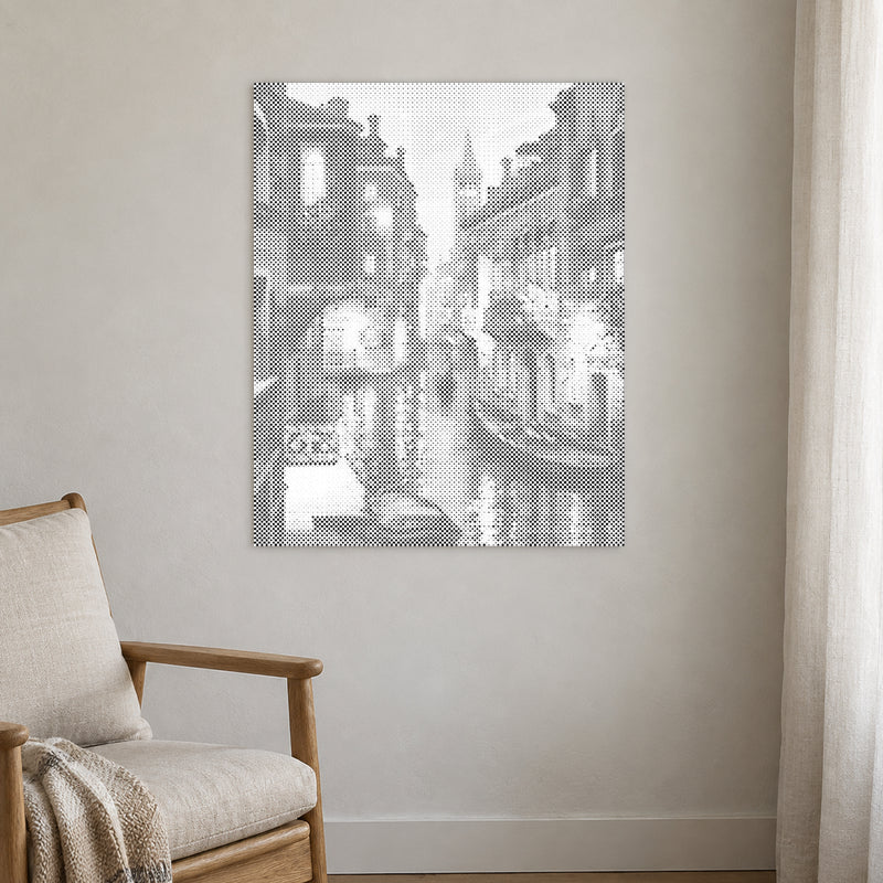 Stippenschilderij “Venetië bij Nacht”, aan een lichte muur in een kamer met zacht daglicht.