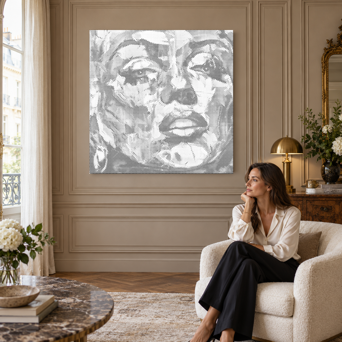 De beschilderde muze als vierkant stippelportret in een elegante kamer met taupekleurige wandpanelen en een vrouw die ernaast zit.