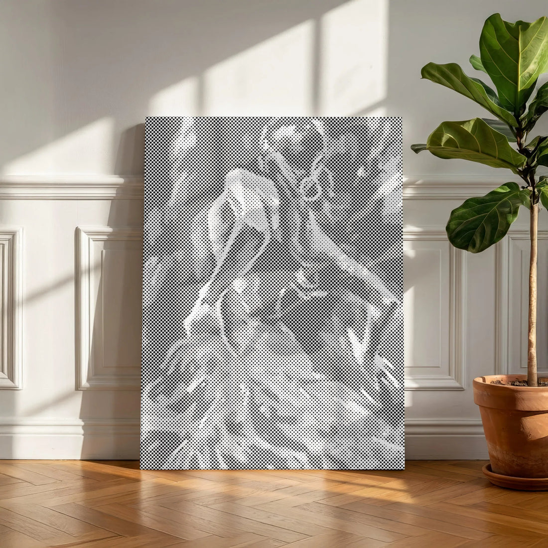 Poëzie in beweging, een danseres in stippen op een canvas zonder witte rand tegen een crèmekleurige wand met sierlijsten.