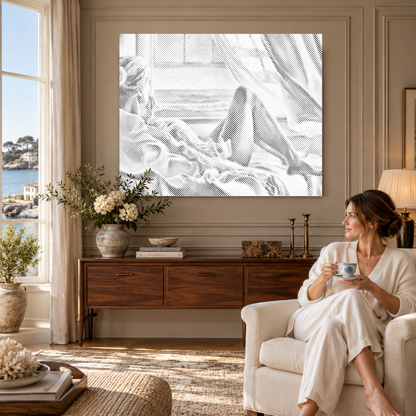 De stille horizon als stippenschilderij in een luxe kamer met wandpanelen, met een vrouw die dichtbij zit en een kopje thee vasthoudt.