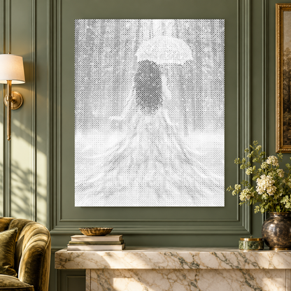De wijze vrouw als stippelschilderij in een luxe kamer met saliegroene wandpanelen boven een marmeren console.