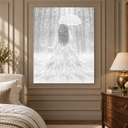 De wijze vrouw als stippelschilderij van dichtbij in een elegante slaapkamer met taupekleurige wandpanelen.